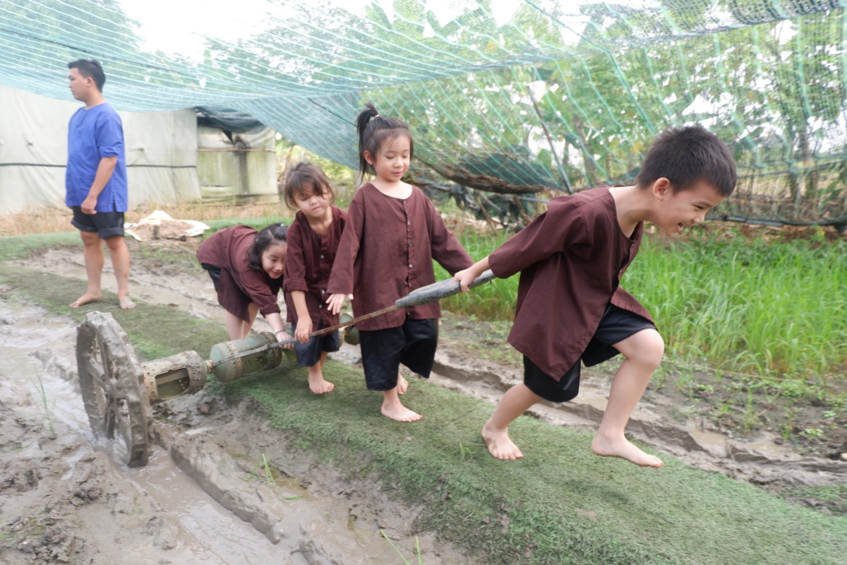 Trải nghiệm làm người nông dân nhí "Chân lấm tay bùn"