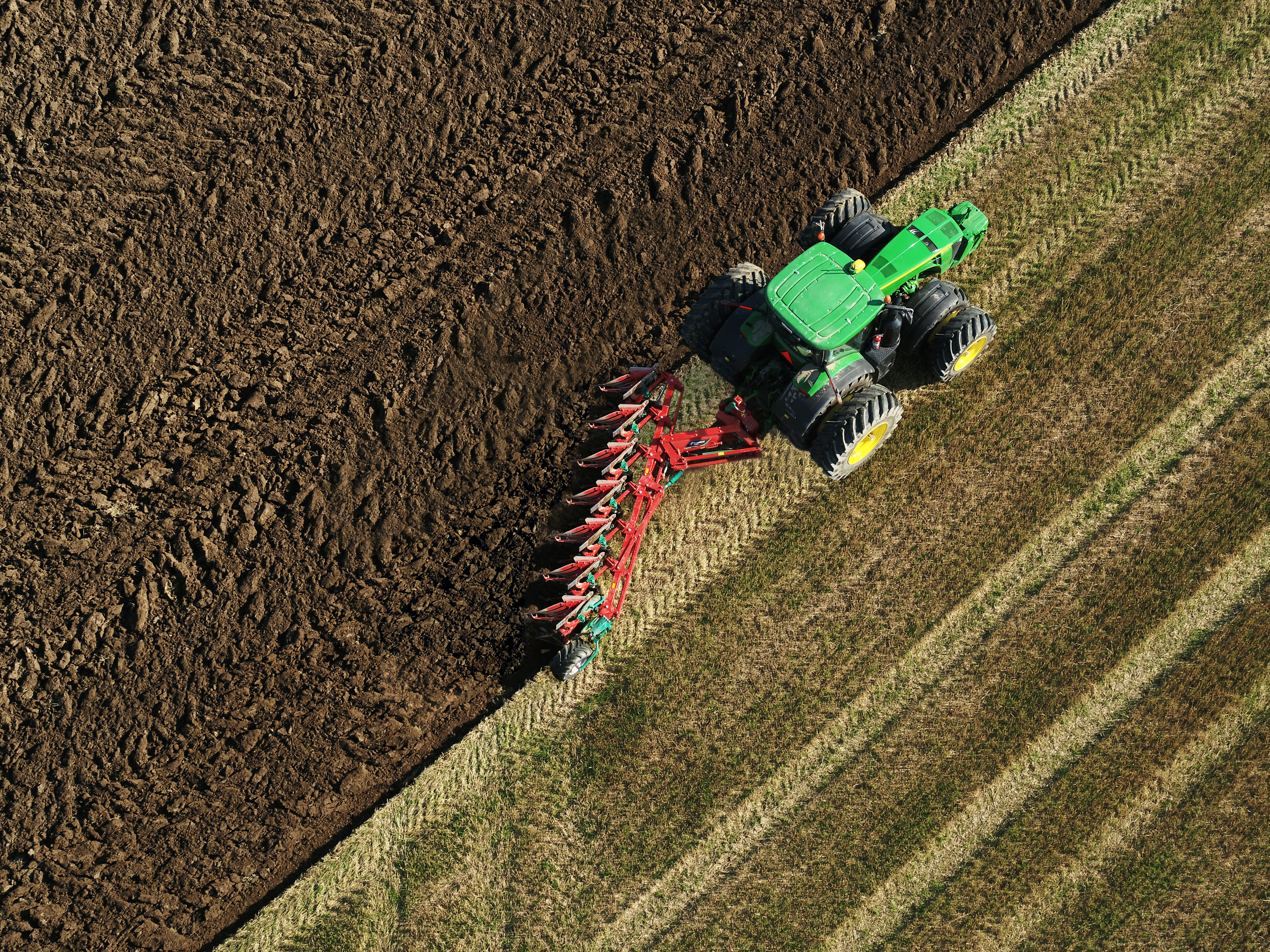 Kverneland 3400 S provides the best soil preparation, in furrow and on land, great range of accessories
