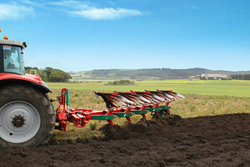 Charrue Kverneland ED au travail derrière tracteur