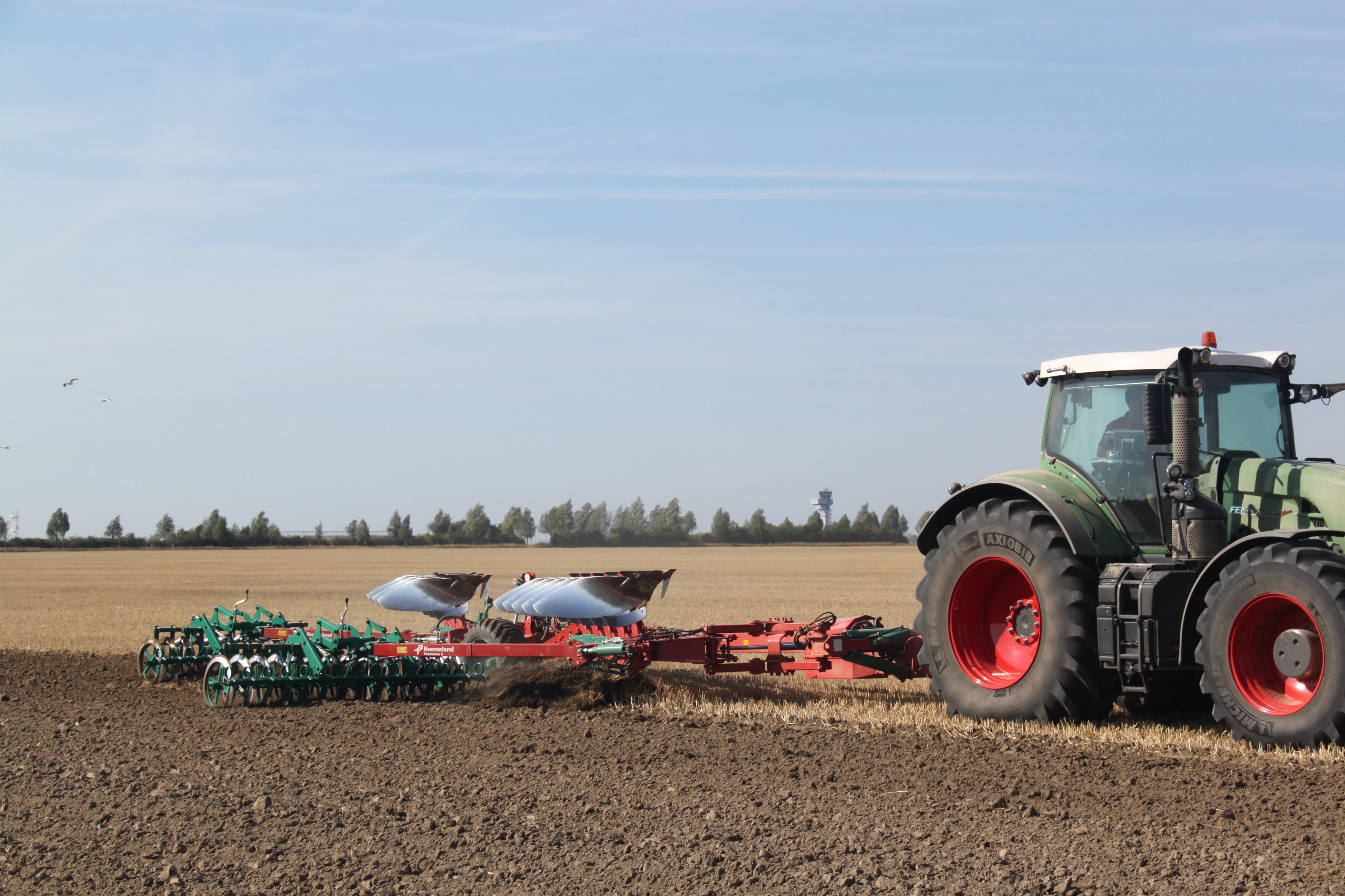 Reversible Semi-Mounted Ploughs - Kverneland PW RW &amp;amp;amp;amp;#039;s robust design makes it flexible during ploughing