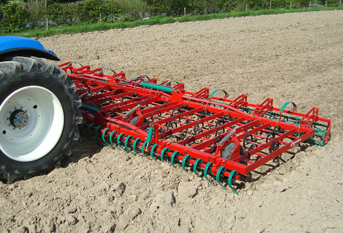 Vibroculteur Kverneland TLD au travail dans un champ