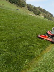 Plain Mowers - VICON EXTRA 328F - 332F - FRONT MOUNTED DISC MOWER, with its responsive headstock makes it easy to use