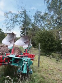 Kverneland 2500-S on field with mounted reversible plough