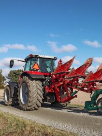 Kverneland 2500 S travelling above ground dragged by tractor