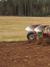 Reversible Mounted Ploughs - Kverneland 2500-S operating efficiently and with high performance on field with mounted reversible plough