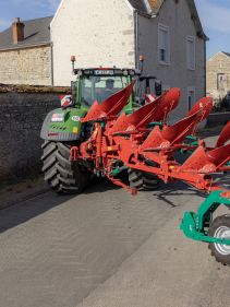 Kverneland 3300 S, compact travelling above ground dragged by tractor