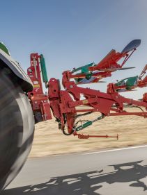 Kverneland 3300 S, compact travelling above ground dragged by tractor