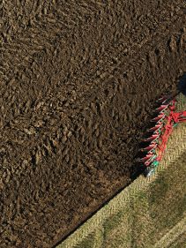 Kverneland 3400 S provides the best soil preparation, in furrow and on land, great range of accessories