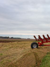 Kverneland 6300 S, compact while transported by tractor