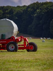 Round Bale Wrappers - Kverneland 7730, made for smaller tractors but still fully atuomatic