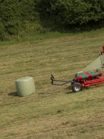 Round Bale Wrappers - Kverneland 7730, made for smaller tractors but still fully atuomatic