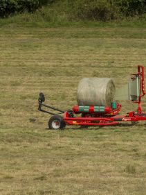 Round Bale Wrappers - Kverneland 7730, made for smaller tractors but still fully atuomatic