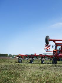 Kverneland 8590 C - 85112 C, smaller tractors, smart transport and reliable performance on field