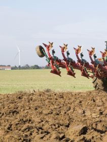 Kverneland EG LB travelling compact above ground, dragged by tractor