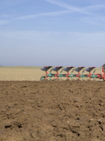 Kverneland EG LB efficient plough for medium to heavy soils, great range of accessories