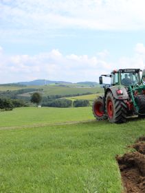 Kverneland EG LB travelling compact above ground, dragged by tractor