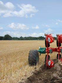Reversible Mounted Ploughs - Kverneland Ecomat, tills soil efficient from 10-18cm. Increases quality in soil preparation and more economical