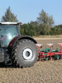 Kverneland EG LB efficient plough for medium to heavy soils, great range of accessories