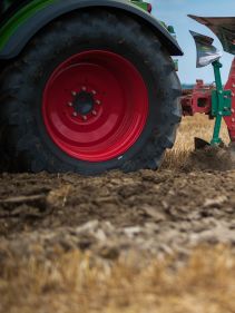 Reversible Mounted Ploughs - Kverneland ES-LS, unique steel treatment provides great life time and makes it easy in use during operation