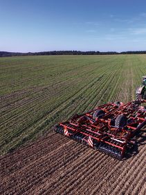 Stubble Cultivators - Turbo T i-Tiller providing high quality and solid output on the field during operation