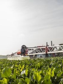 Kverneland iXtrack T3, compact sprayer, stable and precise with intelligent technology