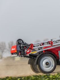 Kverneland iXtrack T3, compact sprayer, stable and precise with intelligent technology