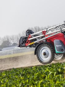 Kverneland iXtrack T3, compact sprayer, stable and precise with intelligent technology