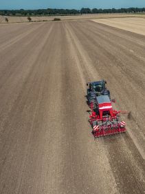 Kverneland u-drill, universal seed drill combination - seedbed preparation and levelling