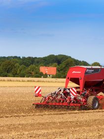 Integrated seeding combinations - Kverneland u-drill, universal seed drill combination - seedbed preparation and levelling