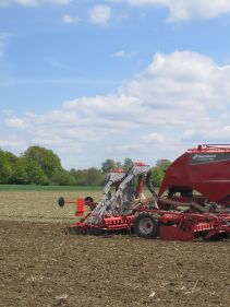 Kverneland u-drill plus, ombined grain and fertiliser version, operating at high speed