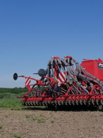 Kverneland u-drill, universal seed drill combination - seedbed preparation and levelling