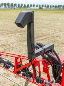 Kverneland iXter B mounted sprayer with 1000-1800 litre tanks and 15-30 metre booms, featuring iXspray, iXclean Pro, and iXflow-E for precision farming. Now with Skai camera system for the Benelux market.