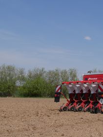 Kverneland optima R, universal pneumatic precision drill for maize, sunflowers, field beans etc.. cost efficient and strong frame