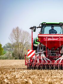 Kverneland S-Drill,  heavy-duty version of the DA, widths of 3.00, 3.50 and 4.00m