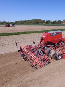 Kverneland u-drill, universal seed drill combination - seedbed preparation and levelling