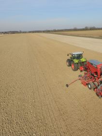 Kverneland u-drill plus, ombined grain and fertiliser version, operating at high speed