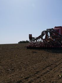 Kverneland u-drill, universal seed drill combination - seedbed preparation and levelling