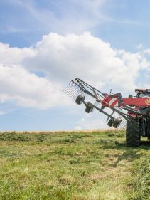 Double Rotor Rakes - VICON ANDEX 705 EVO - 705 VARIO, high performance and TerraLink Plus cardanic rotor providing improved quality of forage