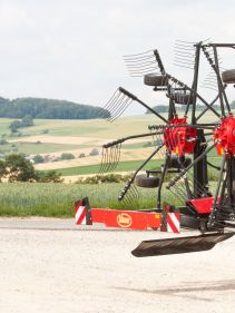 Double Rotor Rakes - VICON ANDEX 705 EVO - 705 VARIO, high performance and TerraLink Plus cardanic rotor providing improved quality of forage