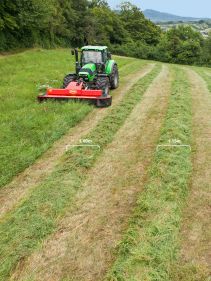 Plain Mowers - Vicon EXTRA 332XF, designed for narrow swathing and wide spreading, first front disc mower with with an actively driven swath former