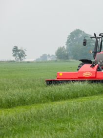 Plain Mowers - Vicon EXTRA 332XF, designed for narrow swathing and wide spreading, first front disc mower with with an actively driven swath former