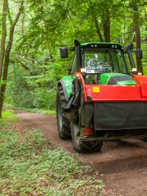 Plain Mowers - Vicon EXTRA 332XF, designed for narrow swathing and wide spreading, first front disc mower with with an actively driven swath former