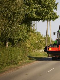 Plain Mowers - VICON EXTRA 324F ALPIN - FRONT MOUNTED ALPINE DISC MOWER, made for mountain regions and hilly conditions with its stable gravity point and excellent visibility