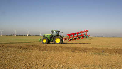 Kverneland EG LB travelling compact above ground, dragged by tractor