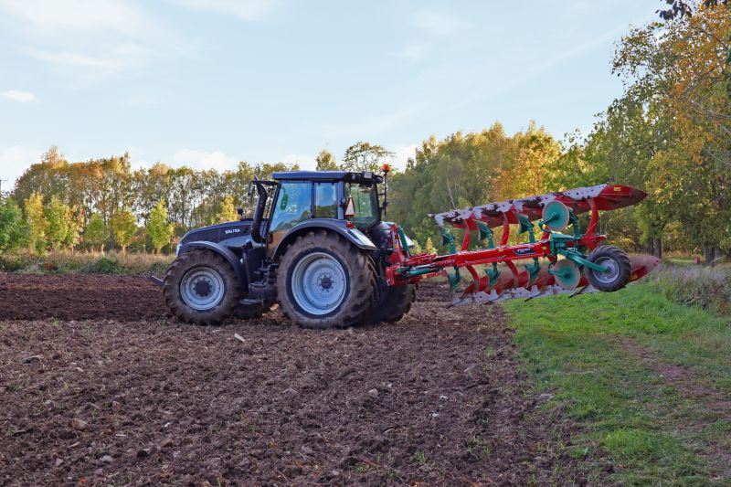 Kverneland 2300 S compact above ground, dragged by tractor