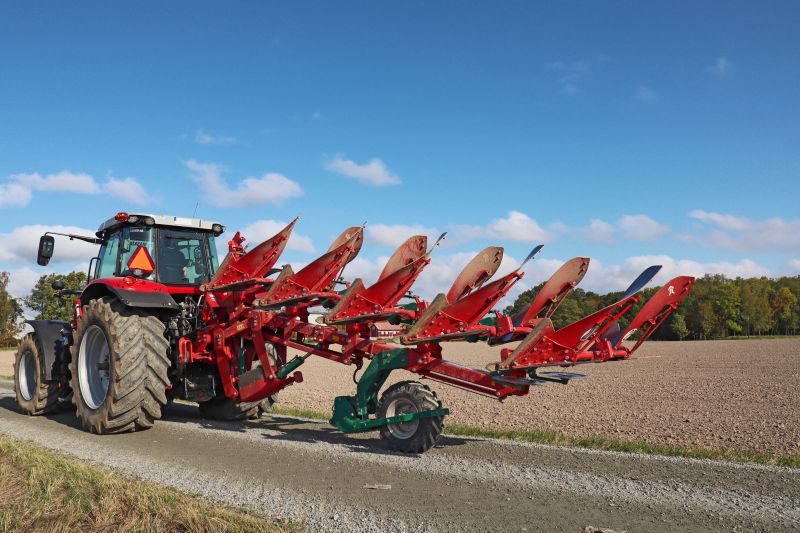 Kverneland 2500 S travelling above ground dragged by tractor