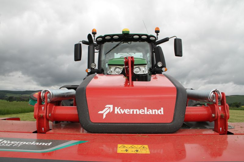 Kverneland 3300 FT - FR, excellent ground tracking from 3 dimensional suspension