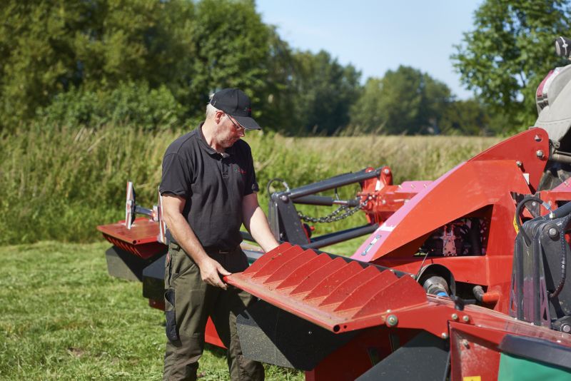 Mower conditioners - Kverneland 53100 MT, butterfly mower combination with QuattroLink suspension concept