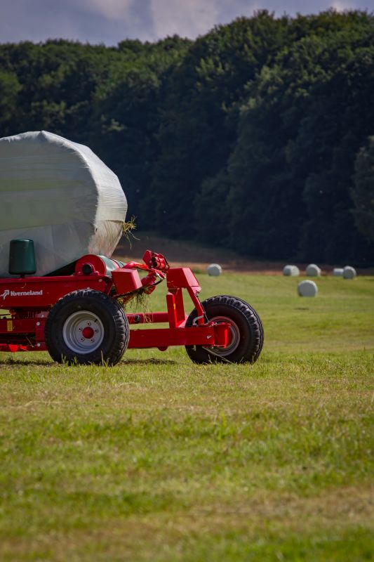 Round Bale Wrappers - Kverneland 7730, made for smaller tractors but still fully atuomatic