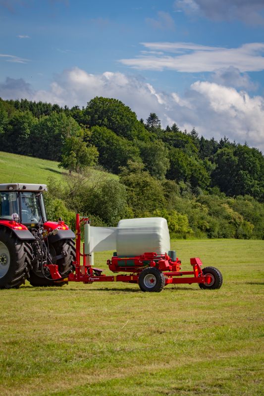 Round Bale Wrappers - Kverneland 7730, made for smaller tractors but still fully atuomatic